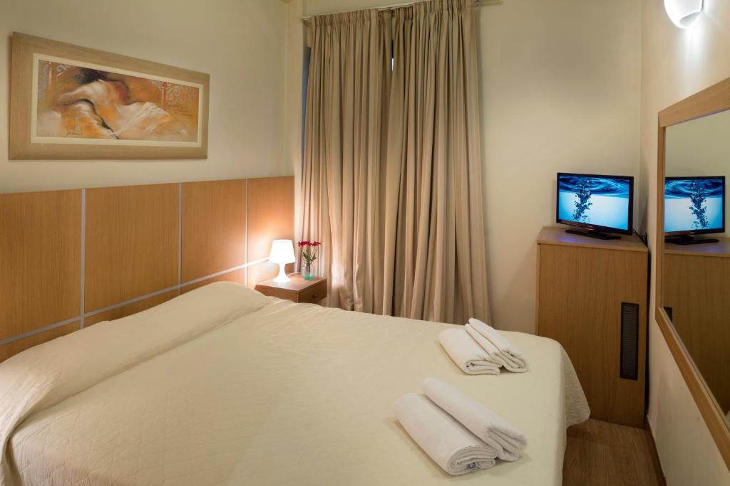 Двухместный (Двухместный номер с 1 двуспальной или 2 отдельными кроватями, одноместное размещение) отеля Blue Sea Hotel Alimos, Афины