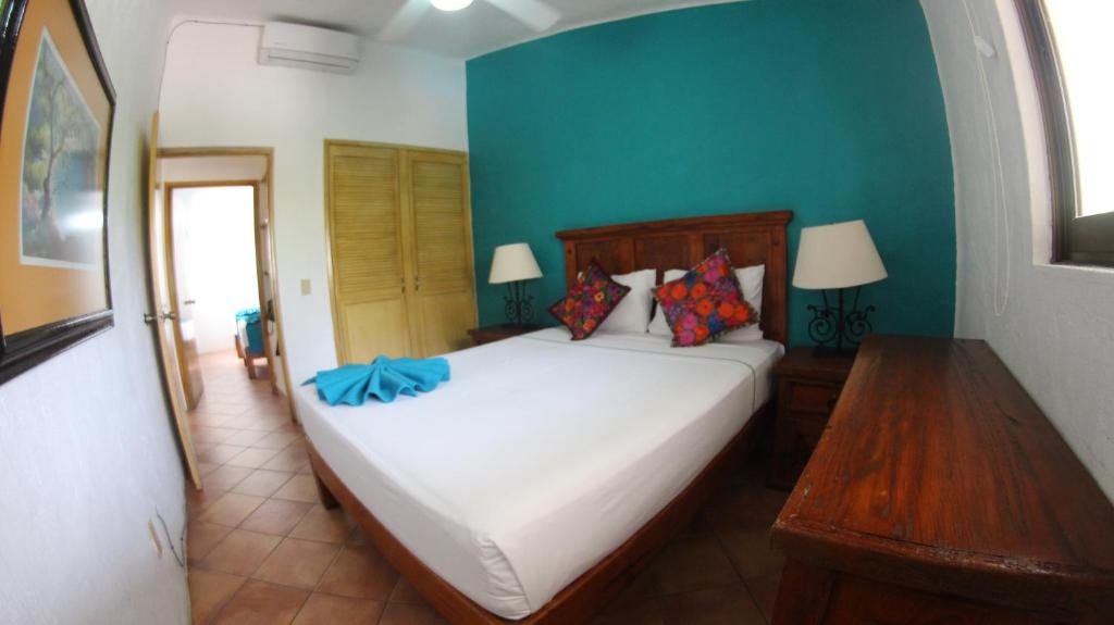 Двухместный (Номер с 2 спальнями и видом на бассейн) отеля Hotel Casa Iguana Mismaloya, Пуэрто-Вальярта