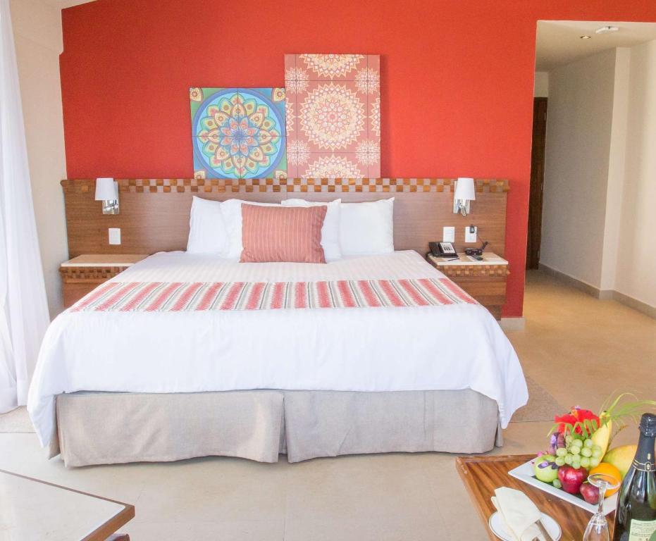 Сьюит (Sun Club Romantic Suite Bay View) курортного отеля Sunscape Puerto Vallarta Resort, Пуэрто-Вальярта