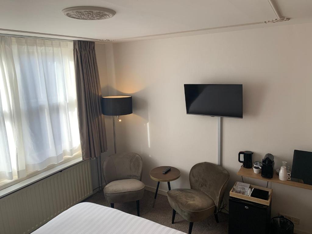 Двухместный (Небольшой двухместный номер с 1 кроватью и видом на канал) отеля Hotel Grand Canal Station Delft, Делфт
