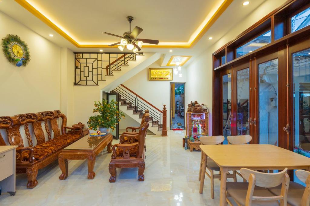 Двухместный (Двухместный номер Делюкс с 1 кроватью и балконом) семейного отеля Thinh Phuc Homestay, Хойан