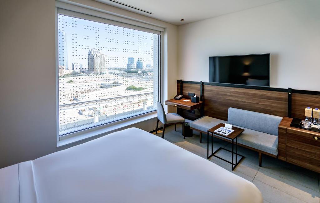 Двухместный (Уютный номер с кроватью размера «queen-size» и видом на город) отеля FORM Hotel Dubai, a member of Design Hotels™, Дубай