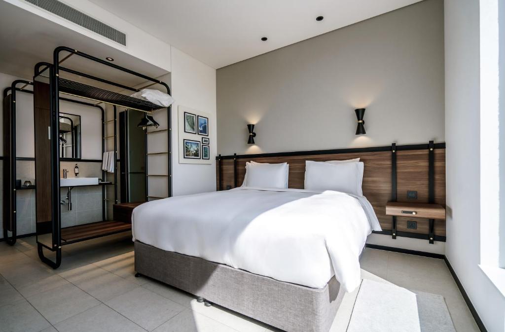 Трехместный (Номер «Идеал» с кроватью размера «king-size») отеля FORM Hotel Dubai, a member of Design Hotels™, Дубай