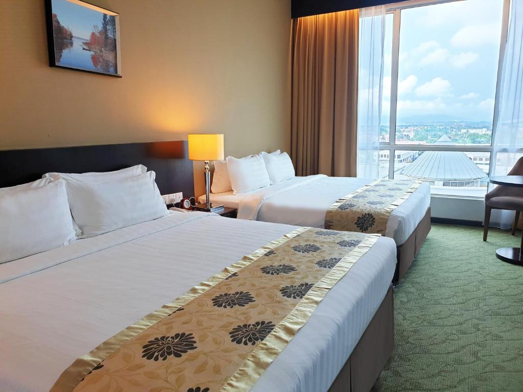 Семейный (Family Room with Complimentary Airport Shuttle) отеля Pan Borneo Hotel Kota Kinabalu, Кота-Кинабалу