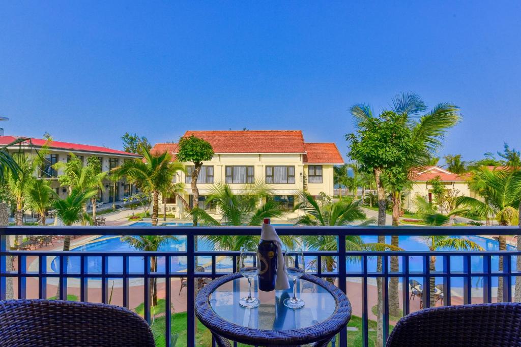 Двухместный (Двухместный номер с 2 отдельными кроватями и видом на бассейн) курортного отеля MANLI Resort Quảng Bình, Донгхой