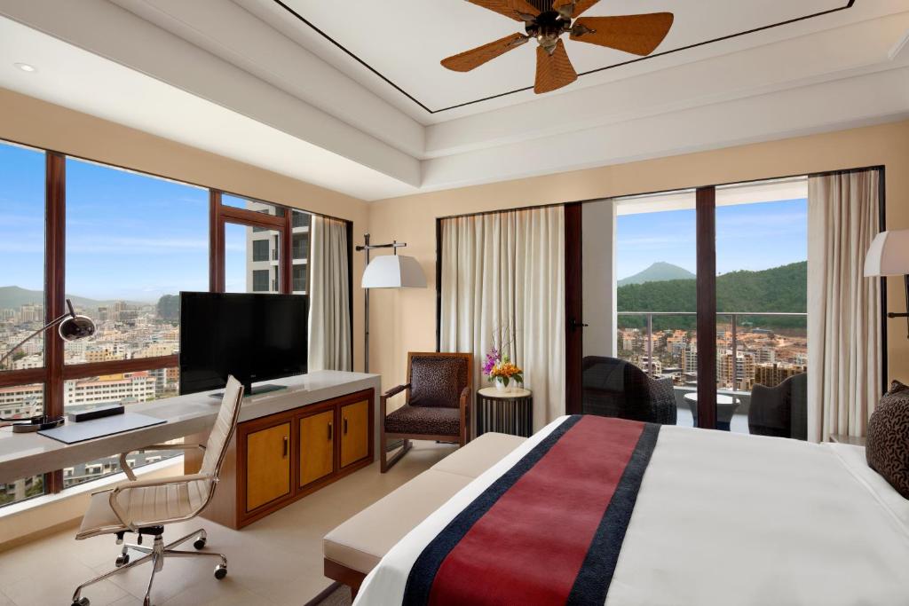 Двухместный (Номер Делюкс с кроватью размера «king-size») курортного отеля Crowne Plaza Sanya City Center, Санья