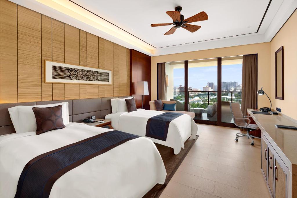 Двухместный (Улучшенный двухместный номер с 2 отдельными кроватями) курортного отеля Crowne Plaza Sanya City Center, Санья
