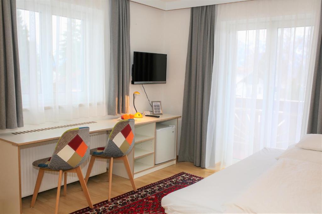 Семейный (Семейный номер с балконом) отеля Hotel Sonnenhof Bed & Breakfast, Инсбрук