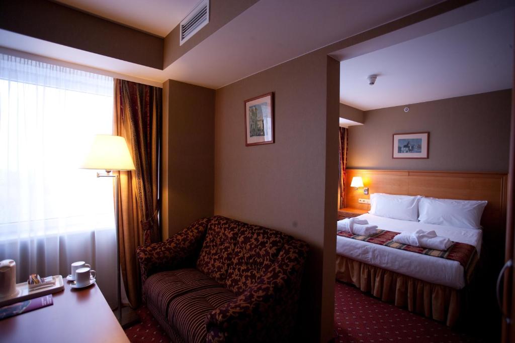 Двухместный (Представительский номер для некурящих с 1 кроватью размера «queen-size») отеля Crowne Plaza Vilnius, Вильнюс
