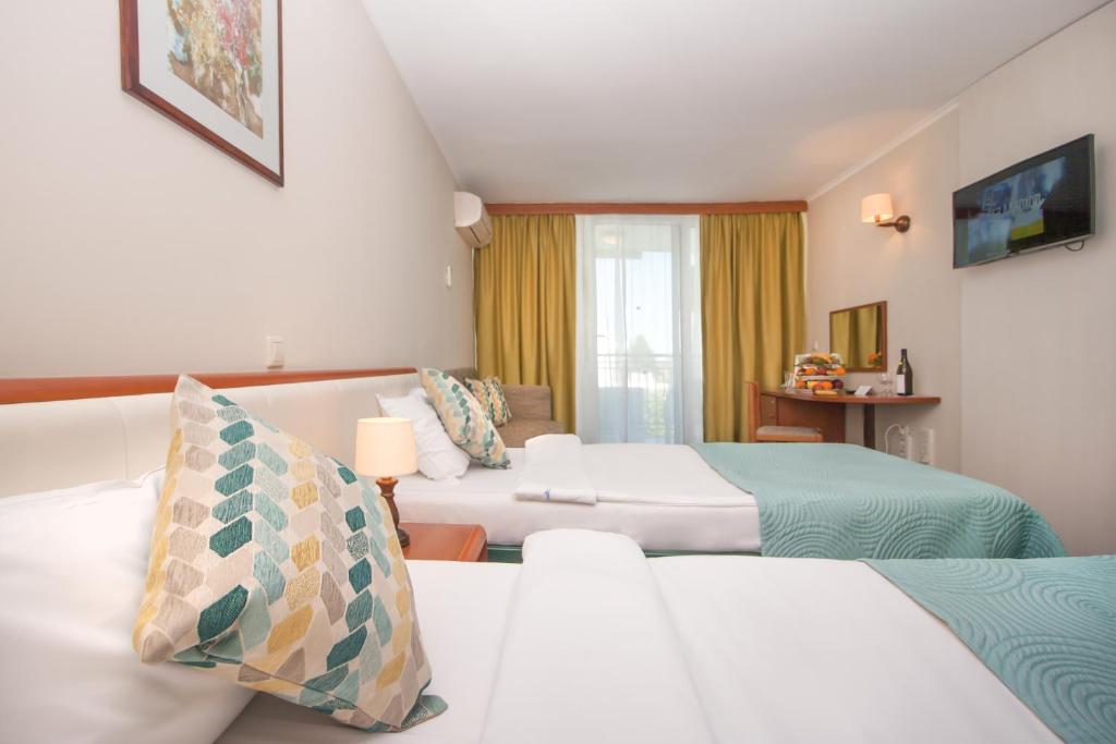 Двухместный (Двухместный номер с 1 кроватью или 2 отдельными кроватями (для 2 взрослых и 1 ребенка)) отеля Hotel Laguna Garden - All Inclusive, Албена