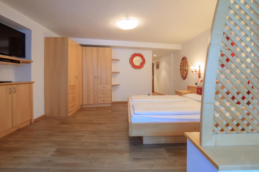 Двухместный (Улучшенный двухместный номер с 1 кроватью) отеля Hotel Garni Snaltnerhof, Ортизеи