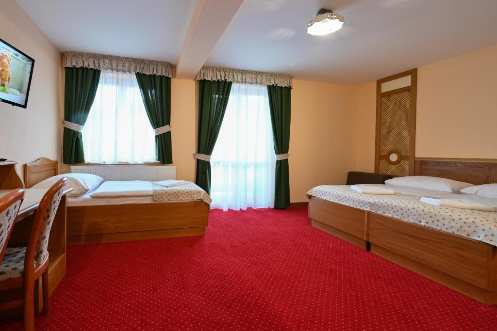 Трехместный (Роскошный трехместный номер) отеля Hotel Julianin dvor, Зуберец