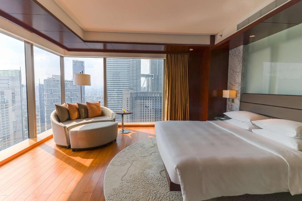 Сьюит (Улучшенный люкс) отеля Grand Hyatt Kuala Lumpur, Куала-Лумпур