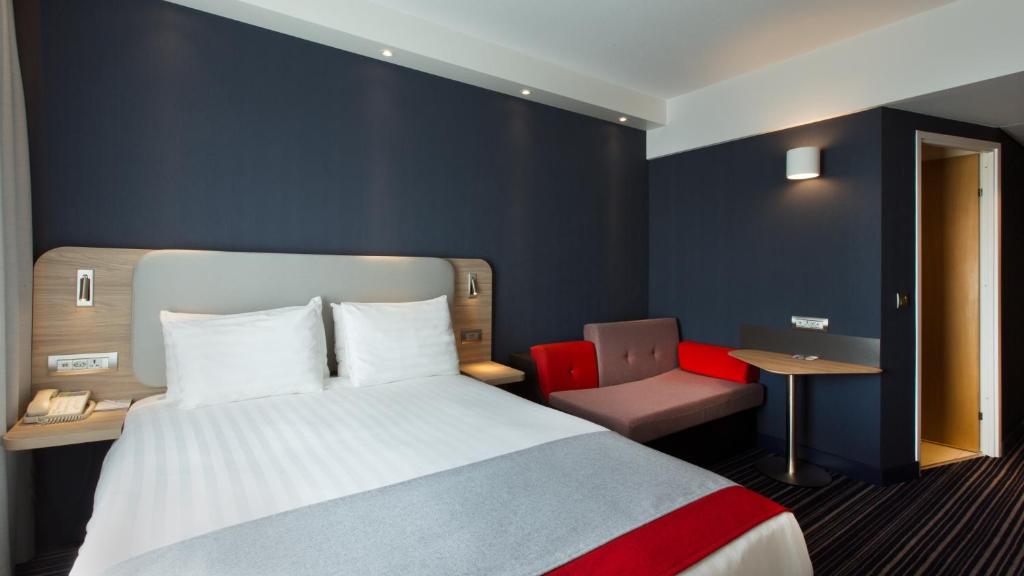 Двухместный (Двуспальная кровать и диван-кровать — Для некурящих) отеля Holiday Inn Express Geneva Airport, Женева