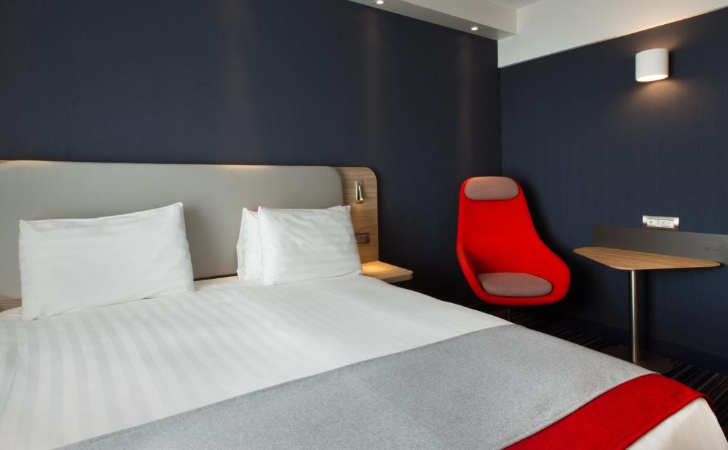 Двухместный (Номер с кроватью размера «queen-size» - Оборудован для гостей на инвалидных креслах - Для некурящих) отеля Holiday Inn Express Geneva Airport, Женева