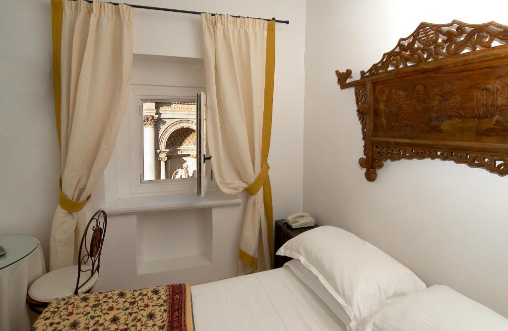 Двухместный (Двухместный номер 1 кроватью и видом на фонтан Треви) отеля Hotel Fontana Rome, Рим
