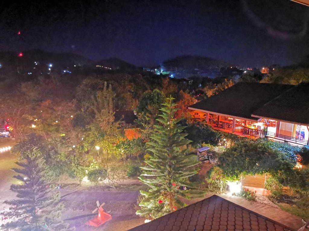 Трехместный (Трехместный номер с видом на горы) курортного отеля Baan Suan Rojjana, Сарабури