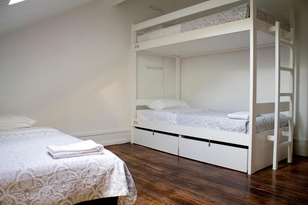 Номер (Кровать в трехместном номере с общей ванной комнатой) хостела NS Hostel & Suites, Коимбра