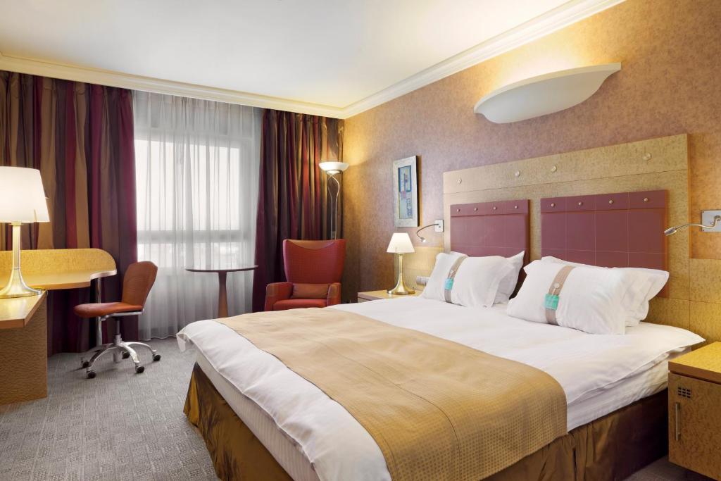 Сьюит (Люкс с кроватью размера «king-size») отеля Holiday Inn Athens Attica Av, Airport W., Афины