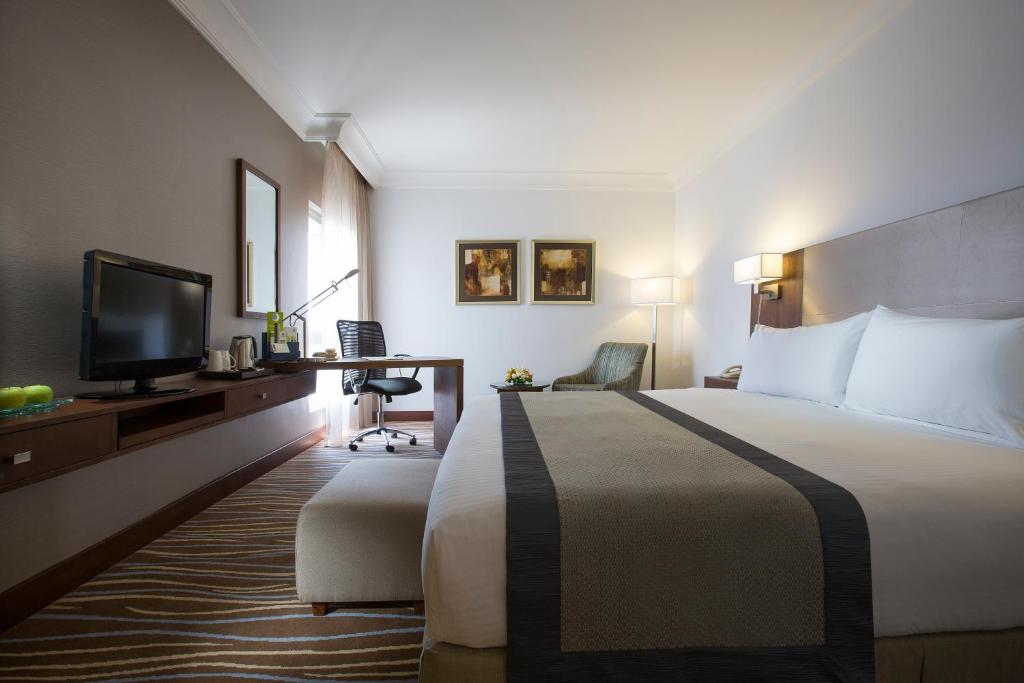 Двухместный (Номер с кроватью размера «king-size» или 2 отдельными кроватями и скидкой 20% в барах/ресторанах и спа-центре) отеля Holiday Inn Abu Dhabi Downtown, Абу-Даби