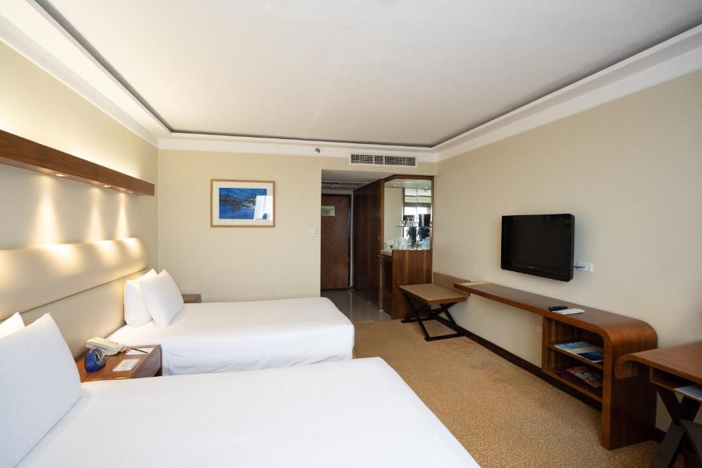 Двухместный (Двухместный номер Делюкс с 1 кроватью или 2 отдельными кроватями, вид на горы) отеля Marco Polo Plaza Cebu, Себу