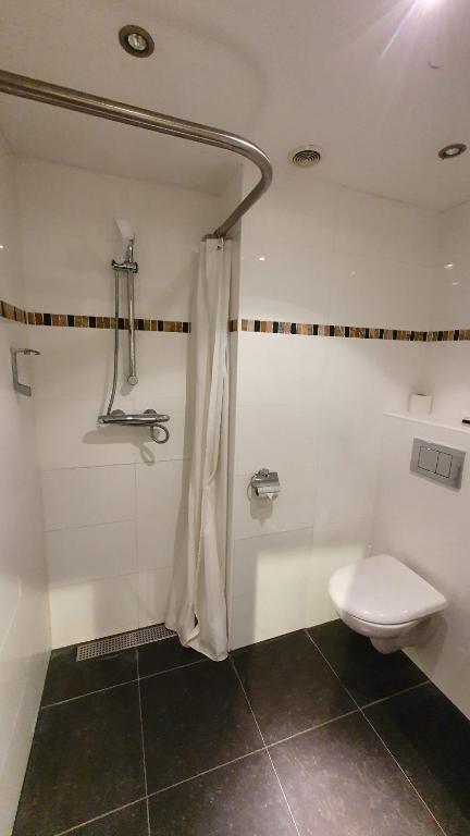 Двухместный (Двухместный номер с 2 отдельными кроватями и душем) отеля Hajé Hotel Heerenveen, Гронинген