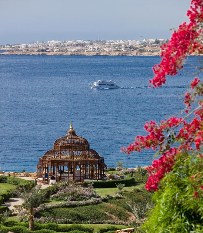Двухместный (Классический номер с кроватью размера «queen-size» и частичным видом на море) курортного отеля Mövenpick Resort Sharm El Sheikh, Шарм-эль-Шейх