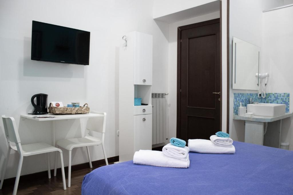 Двухместный (Двухместный номер Делюкс с 1 кроватью и душем) отеля Pomodoro B&B, Неаполь
