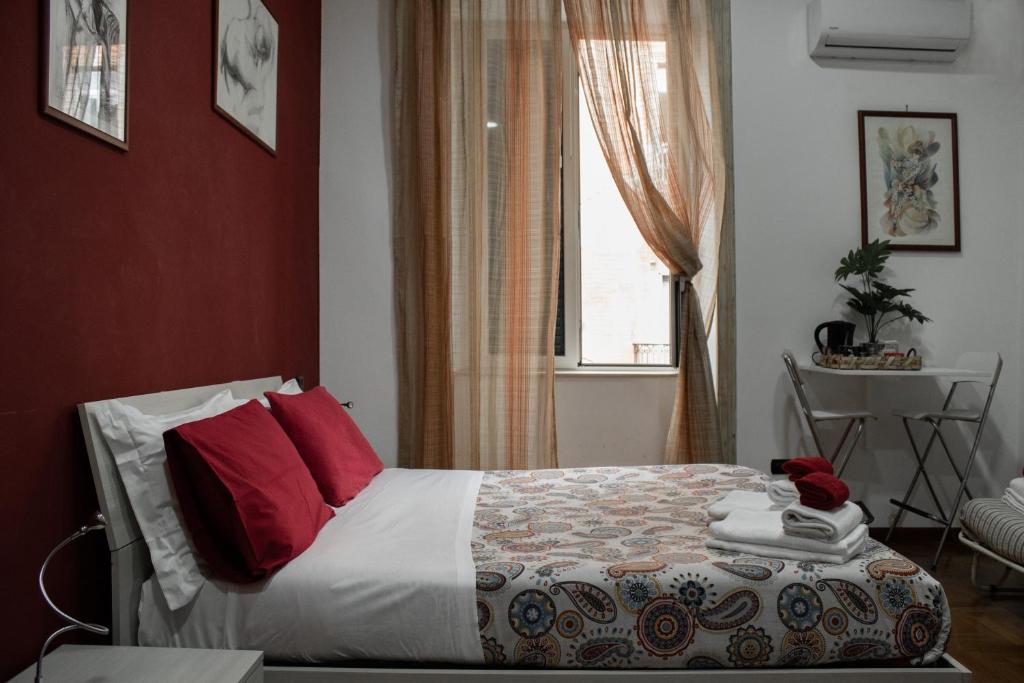Трехместный (Трехместный номер с собственной ванной комнатой) отеля Pomodoro B&B, Неаполь