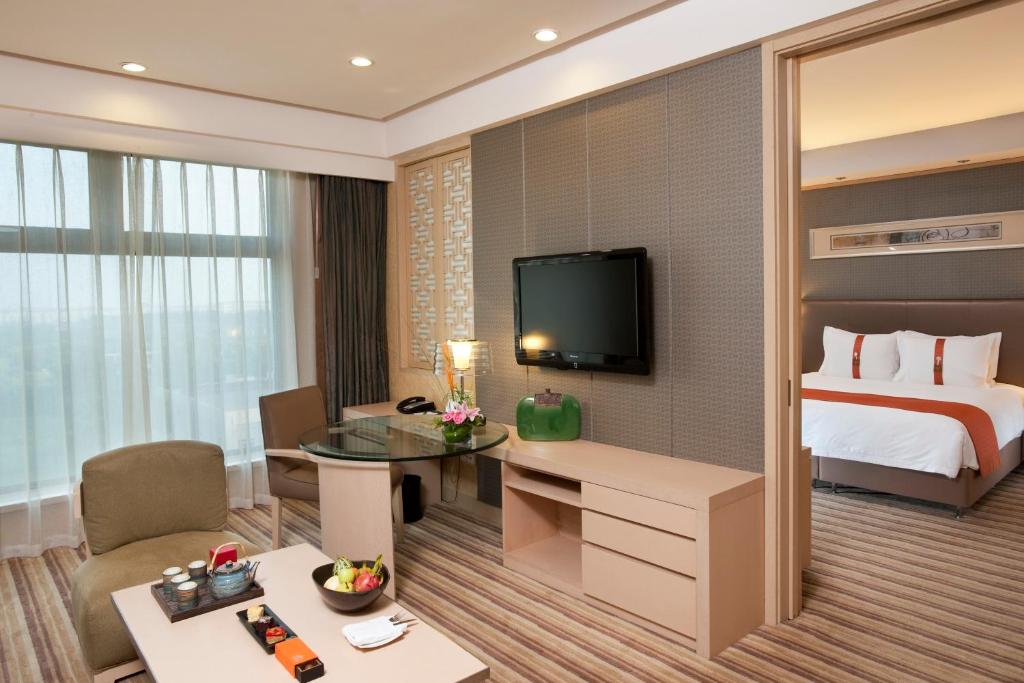 Сьюит (1 King 1 BDRM Lounge Access Powder Room), Holiday Inn Qingdao Parkview