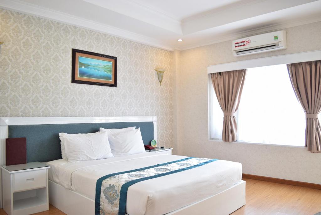 Двухместный (Улучшенный двухместный номер с 1 кроватью) отеля Rang Dong Hotel, Хошимин