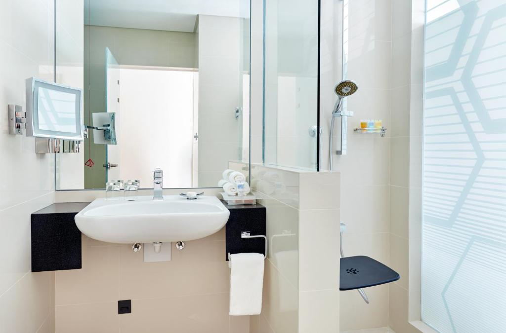 Двухместный (Номер с кроватью размера «king-size» и ванной для гостей с ограниченными возможностями здоровья — Для некурящих) отеля Holiday Inn - Doha - The Business Park, Доха