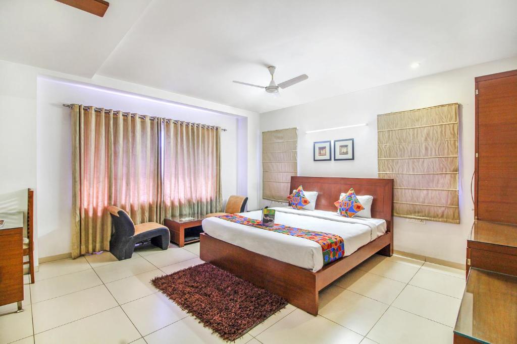 Трехместный ([Sanitised]Executive Triple Room) отеля FabHotel Hill View Begumpet, Хайдарабад