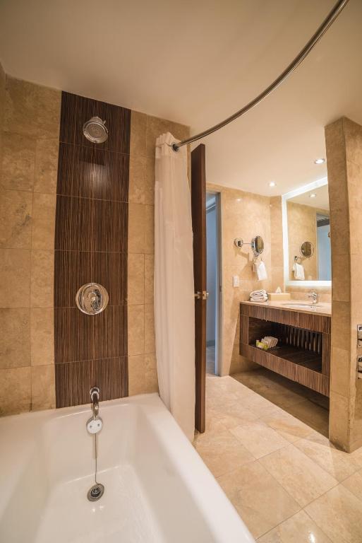 Двухместный (Superior Room with Two Queen Beds and Bath Tub - Non-Smoking) отеля Holiday Inn Guadalajara Select, Гвадалахара