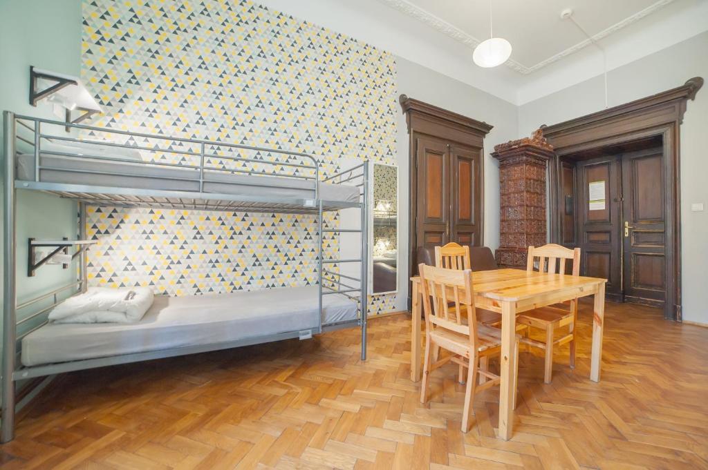 Номер (Кровать в общем номере с 6 кроватями и общей ванной комнатой) хостела Dizzy Daisy Hostel, Краков