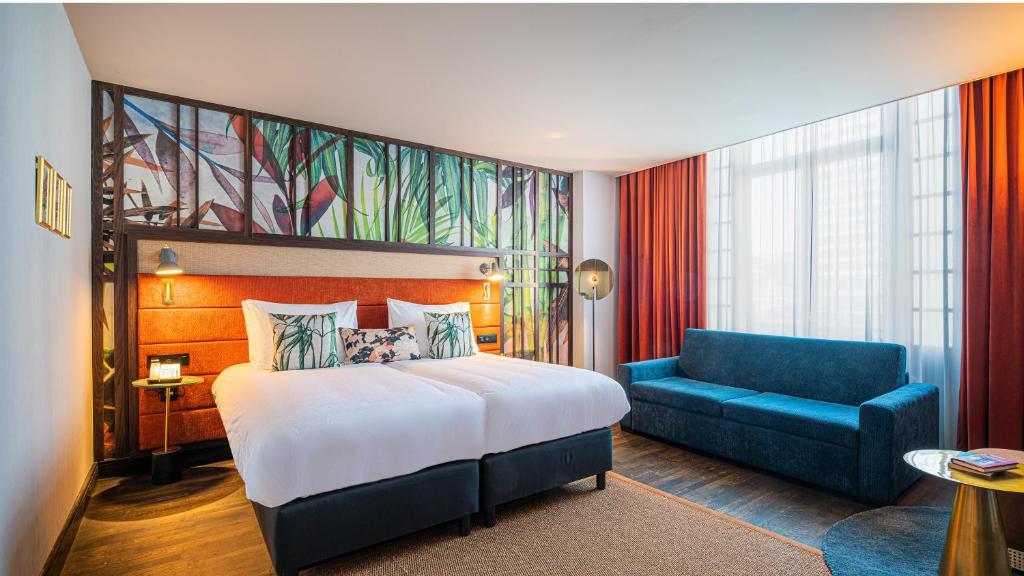 Трехместный (Двухместный номер «Премиум» с 2 отдельными кроватями и диваном) отеля Hilton Brussels City, Брюссель