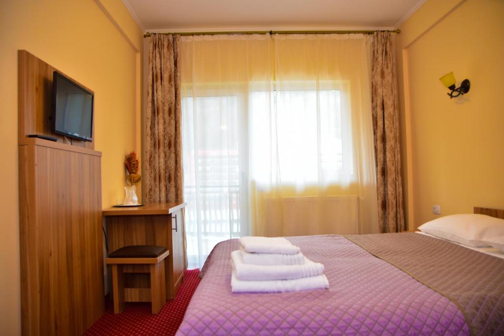 Двухместный (Двухместный номер с 1 кроватью или 2 отдельными кроватями и балконом) гостевого дома Pensiunea Bucura, Кэлимэтешти