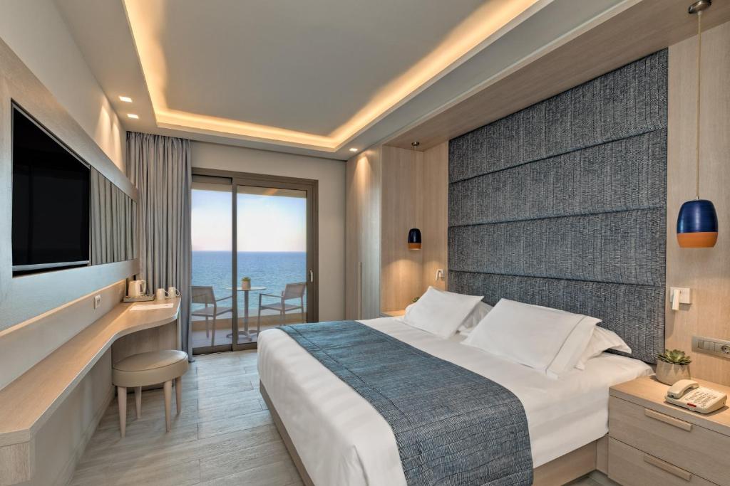Трехместный (Двухместный номер с 1 кроватью / Трехместный номер - Вид на море) курортного отеля Amada Colossos Resort, Фалираки