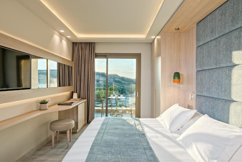 Трехместный (Двухместный номер с 1 кроватью / Трехместный номер - Вид на холмы) курортного отеля Amada Colossos Resort, Фалираки