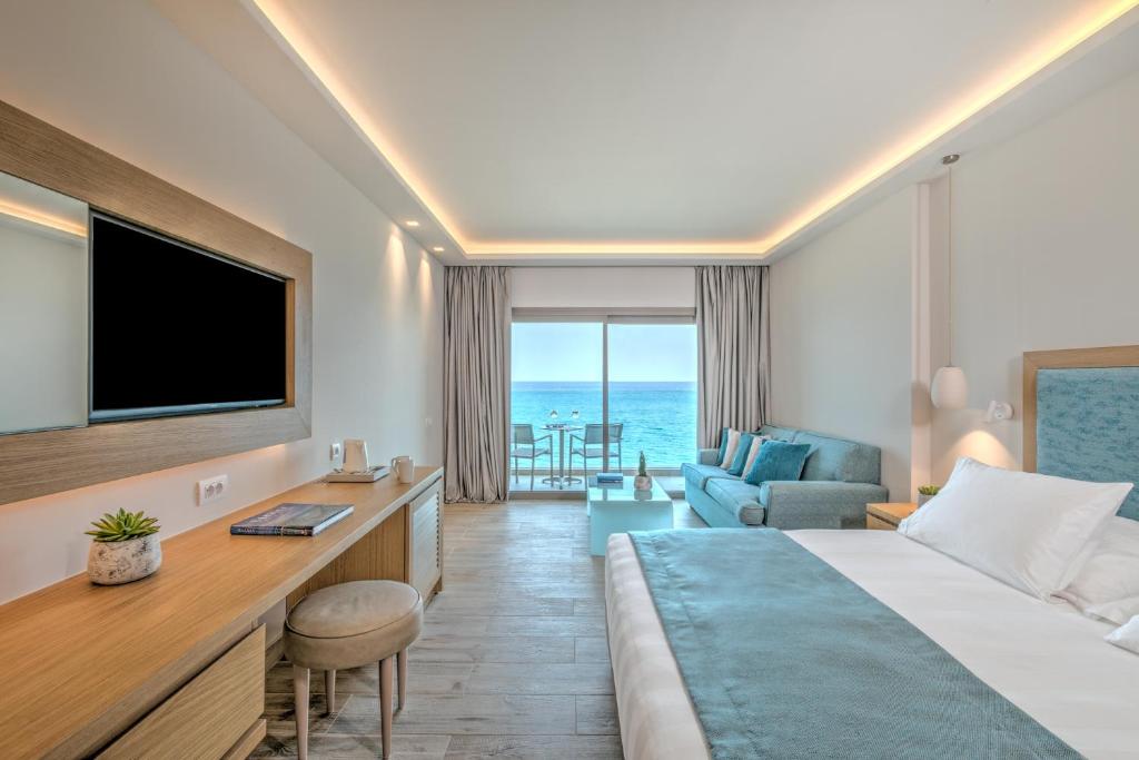 Сьюит (Полулюкс с видом на море (для 2 взрослых и 1 ребенка)) курортного отеля Amada Colossos Resort, Фалираки