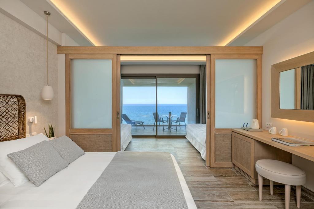 Семейный (Семейный номер с видом на море (с раздвижными дверями)) курортного отеля Amada Colossos Resort, Фалираки