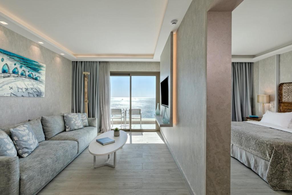 Сьюит (Представительский люкс с видом на море) курортного отеля Amada Colossos Resort, Фалираки