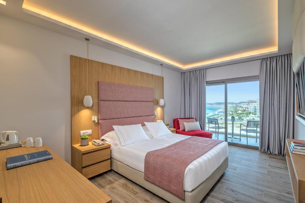 Трехместный (Двухместный номер с 1 кроватью / Трехместный номер - Боковой вид на море) курортного отеля Amada Colossos Resort, Фалираки