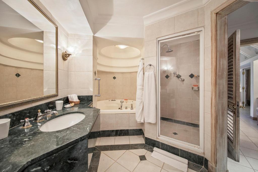 Сьюит (Улучшенный люкс в павильоне (только для взрослых)) курортного отеля La Pirogue A Sun Resort, Флик-эн-Флак