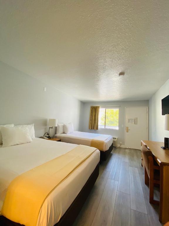 Двухместный (Улучшенный двухместный номер с 1 кроватью) мотеля EZ 8 Motel Old Town, Сан-Диего