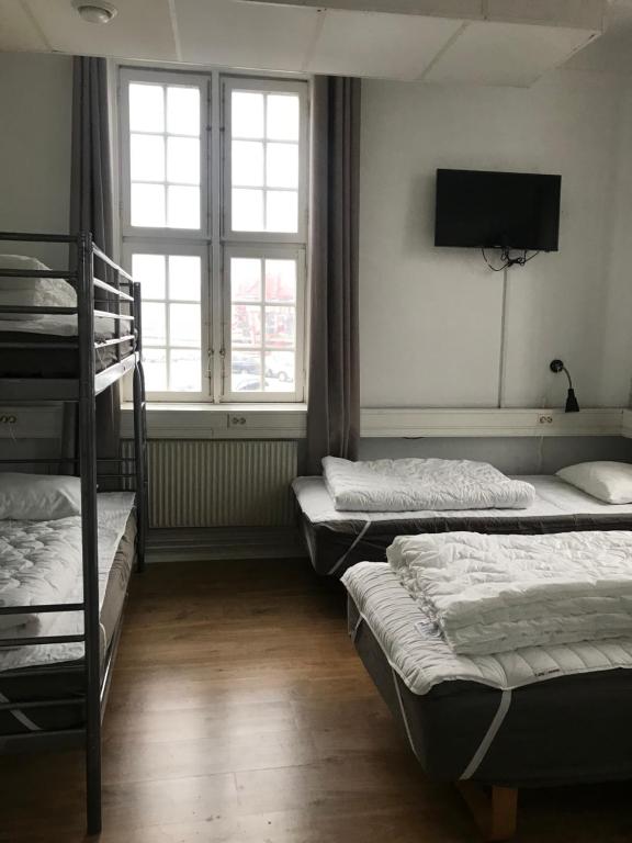 Семейный (Номер с 6 кроватями и общей ванной комнатой) хостела Halmstad Hotell & Vandrarhem Kaptenshamn, Хальмстад