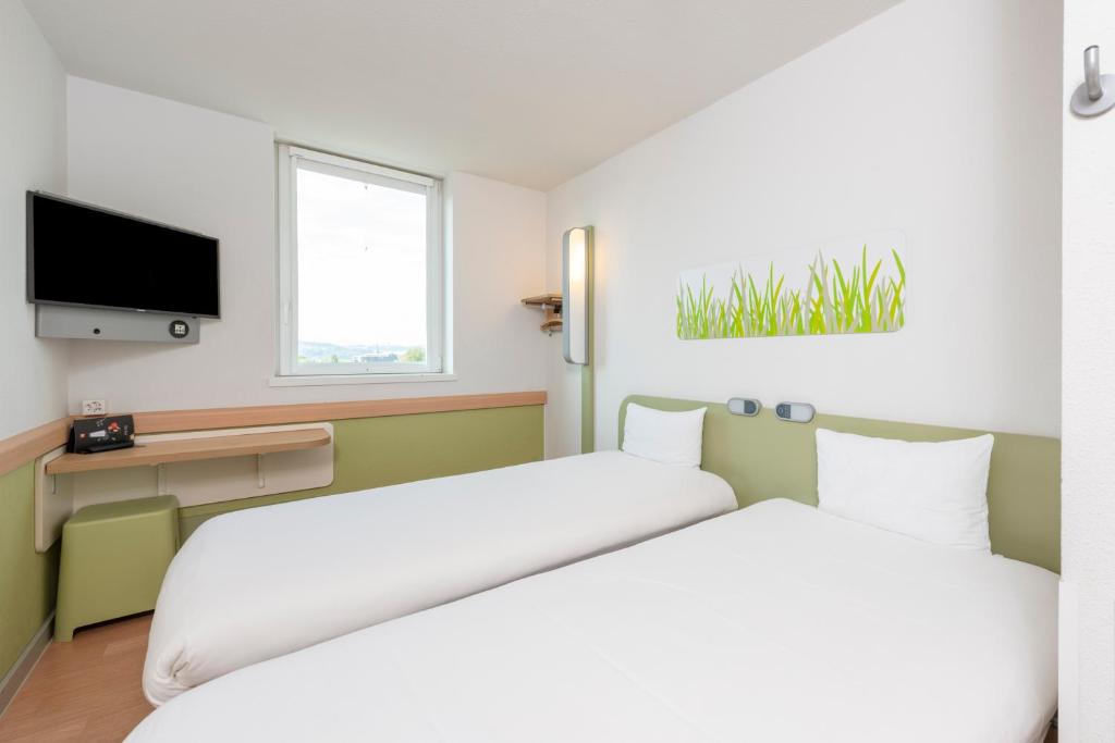 Двухместный (Двухместный номер эконом-класса с 2 отдельными кроватями) отеля ibis budget Bern Expo, Берн