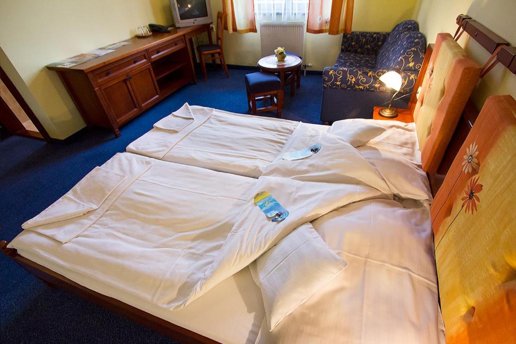 Двухместный (Двухместный номер с двуспальной кроватью и дополнительной кроватью) отеля Hotel Golfer, Турчьянске-Теплице