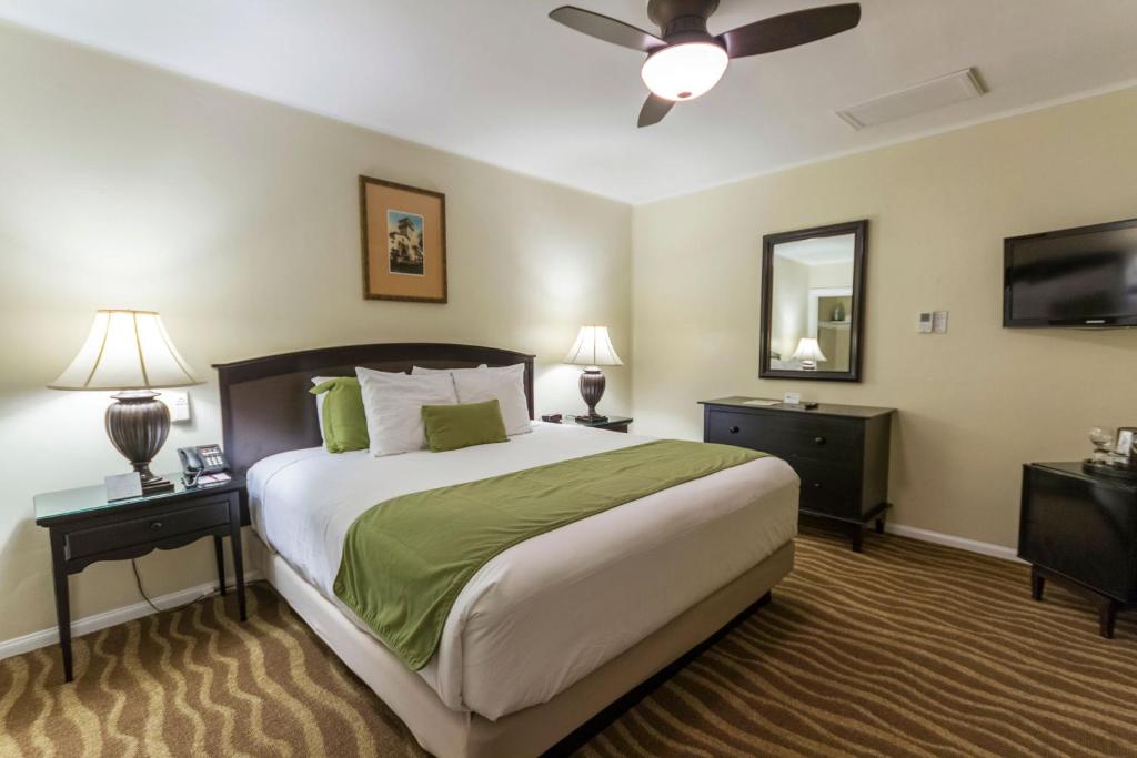 Двухместный (Номер с кроватью размера «king-size» и видом на бассейн) мотеля Coast Village Inn, Санта-Барбара