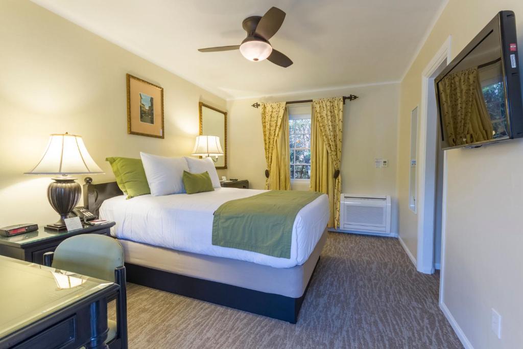Двухместный (Номер с кроватью размера «queen-size») мотеля Coast Village Inn, Санта-Барбара